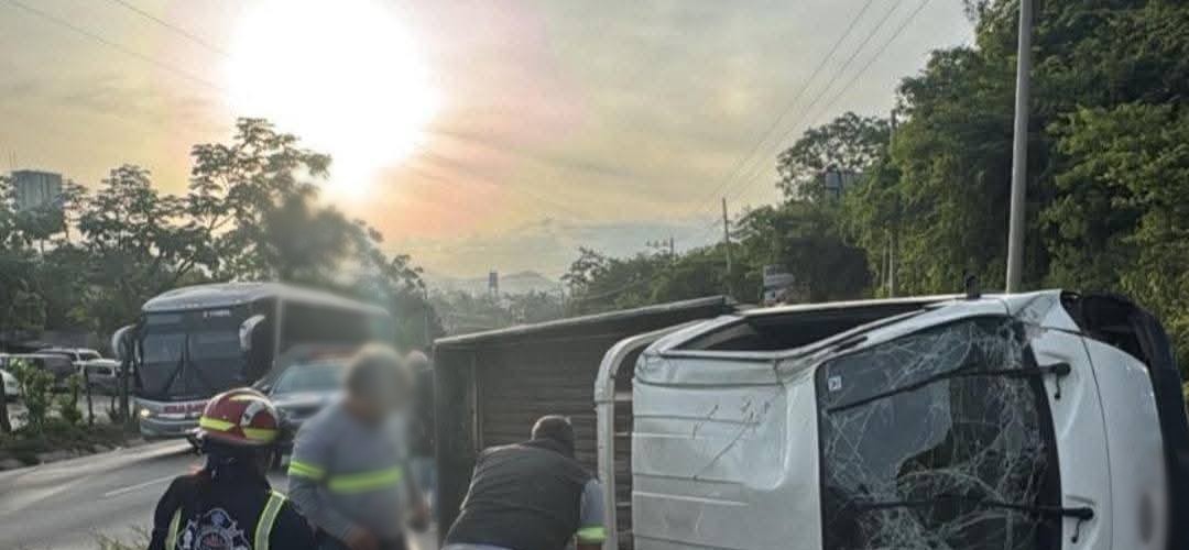 Camión queda volcado en la ruta al Atlántico