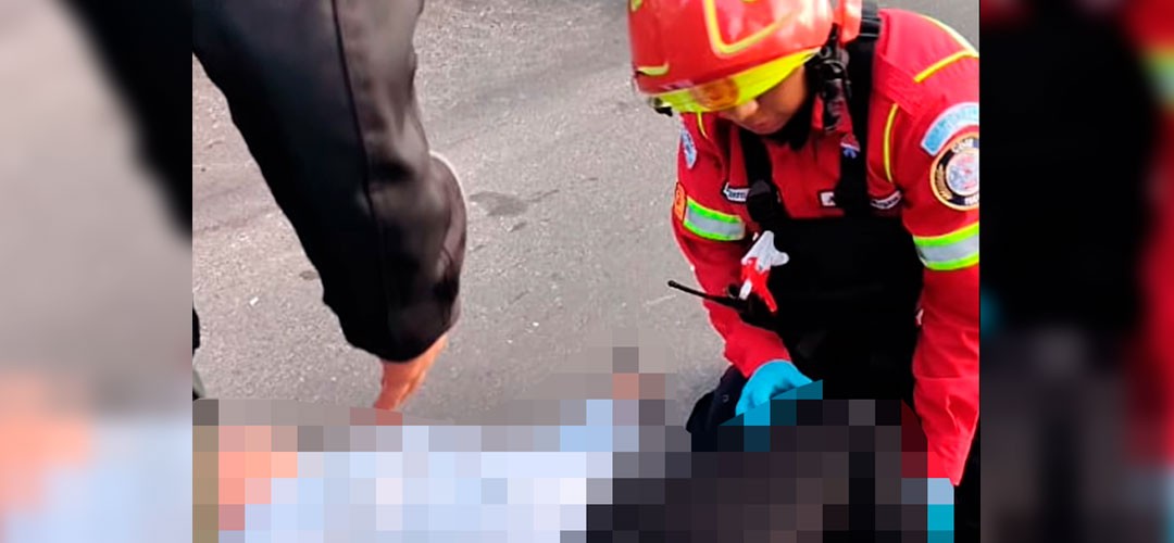 Mujer es atropellada bajo pasarela en el Periférico