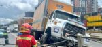 Camión recolector se accidenta en paso a desnivel de Los Próceres