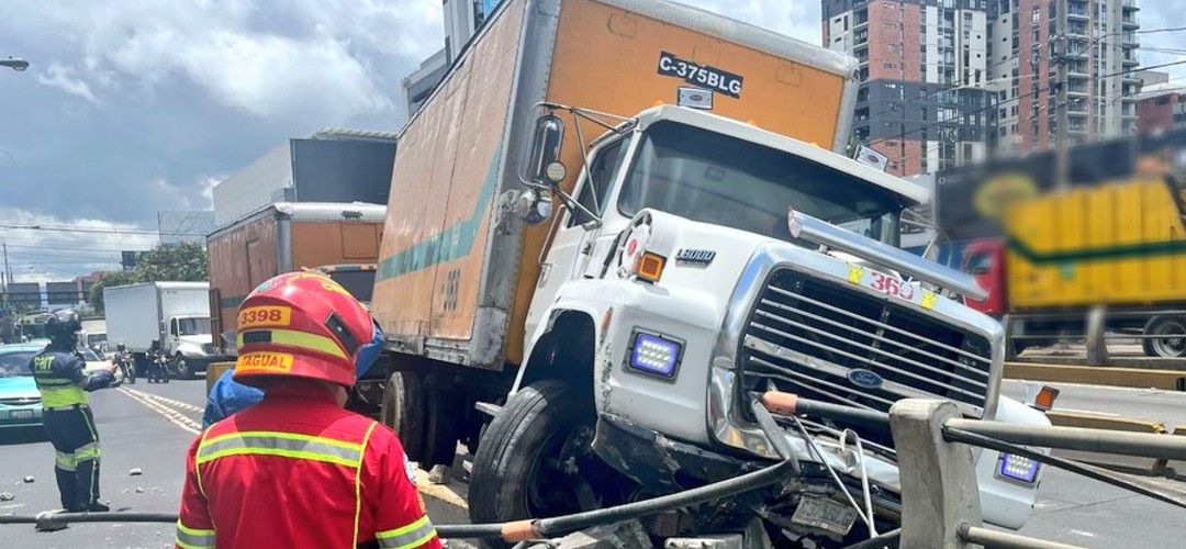Camión recolector se accidenta en paso a desnivel de Los Próceres