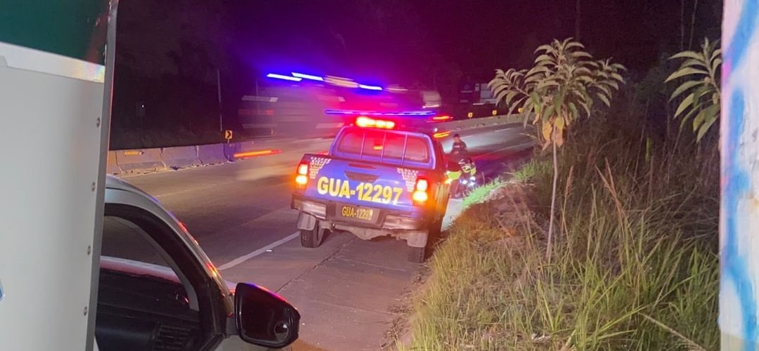 Hallan cadáver envuelto en sábanas en ruta al Atlántico