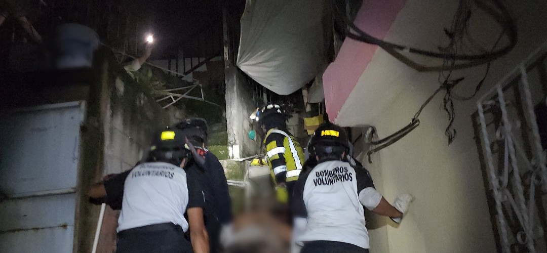 Rescatan a joven que cayó a barranco en la zona 16