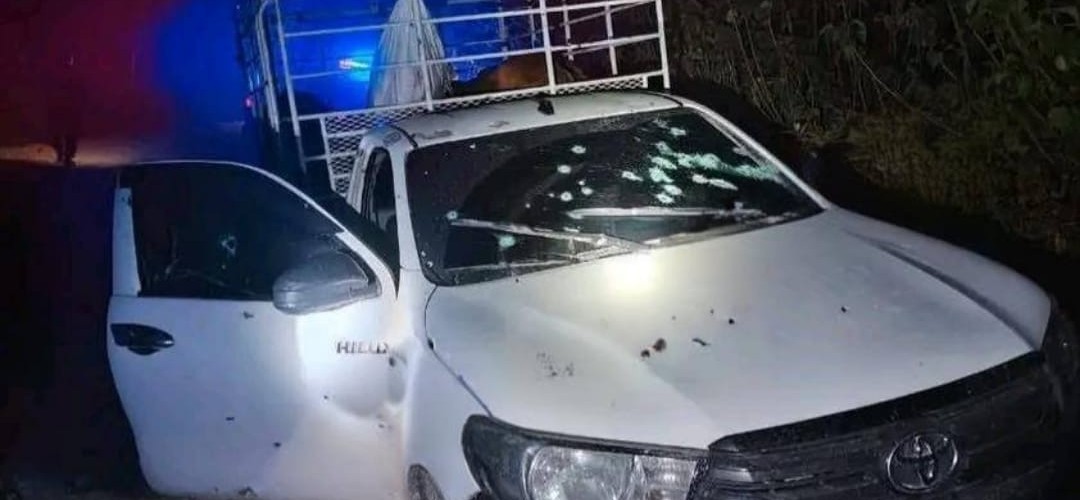 Atacan a balazos a tripulantes de vehículo en Petén