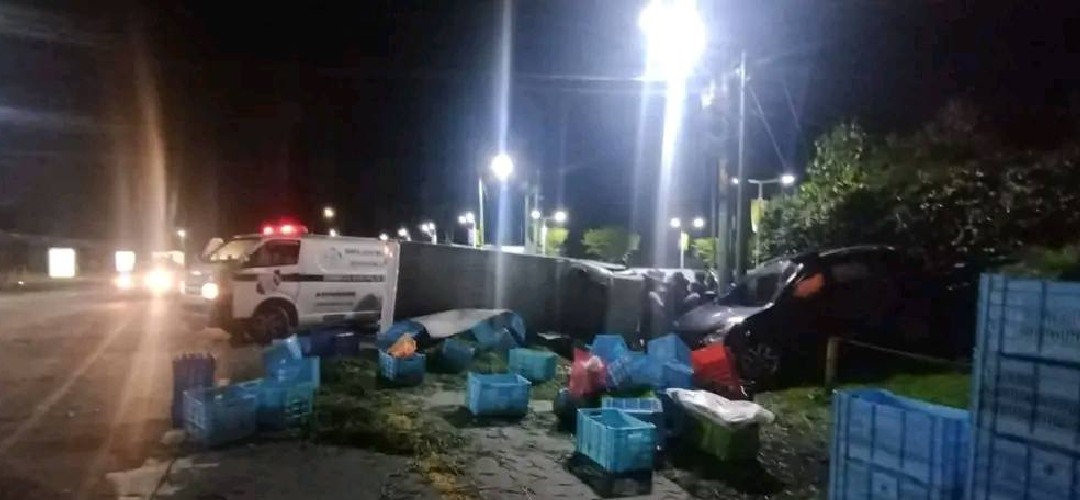 Camión vuelca tras fuerte colisión en Sacatepéquez