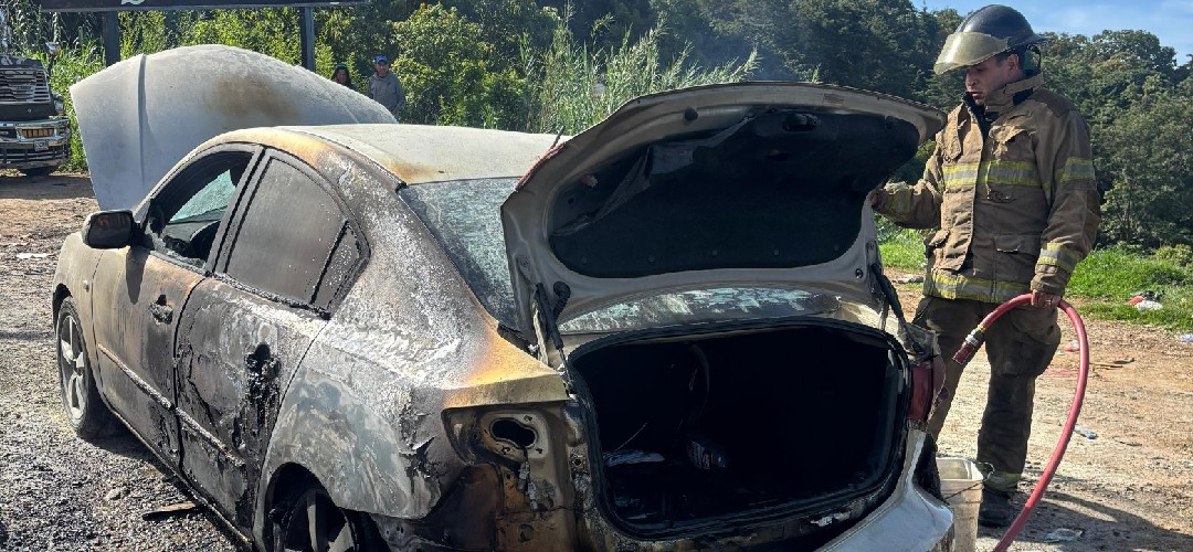 Controlan incendio en vehículo en Villa Canales