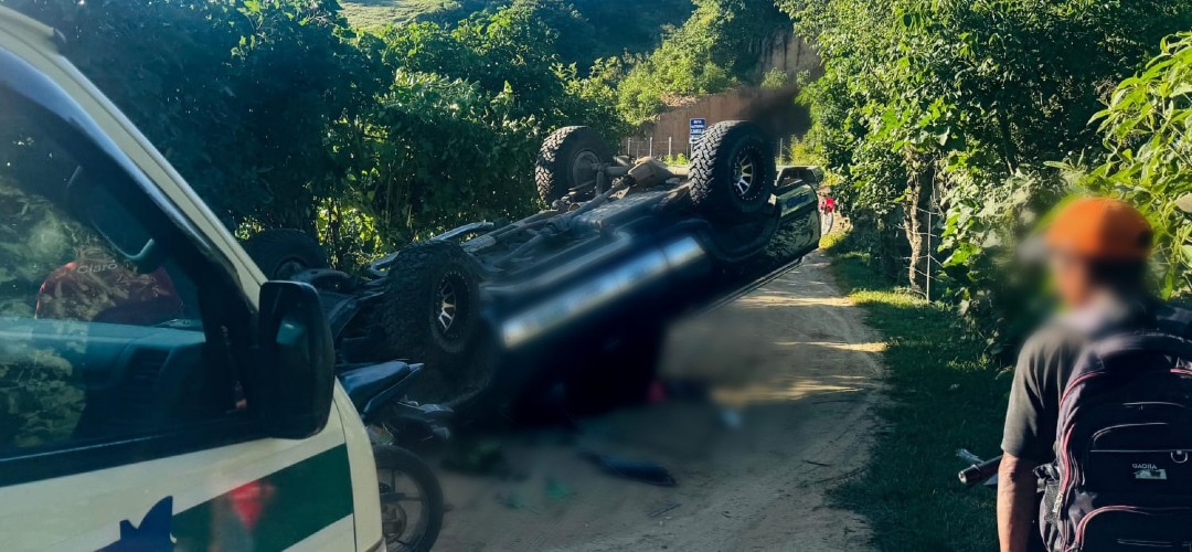 Fuerte accidente: Pickup pierde el control y vuelca en Quiché