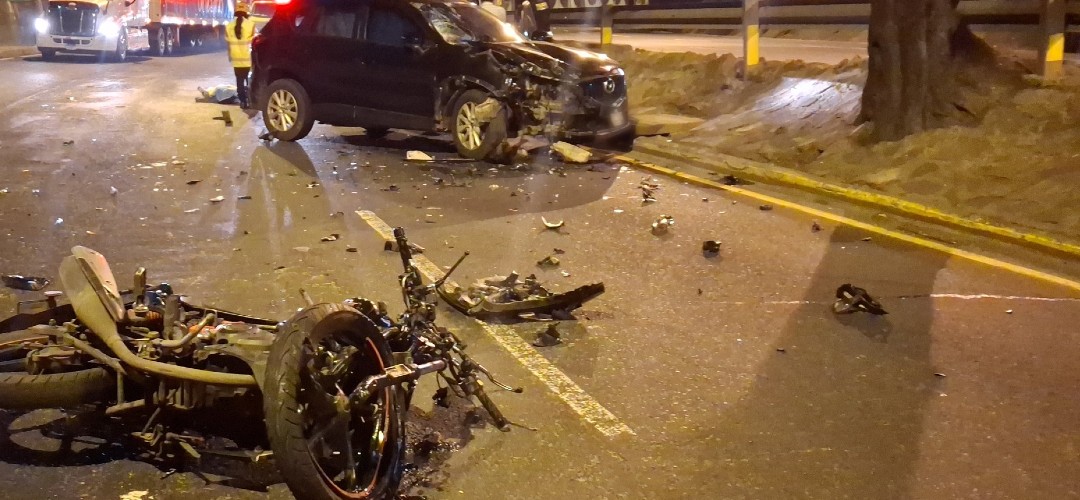 Fuerte colisión deja un fallecido y un herido en Anillo Periférico