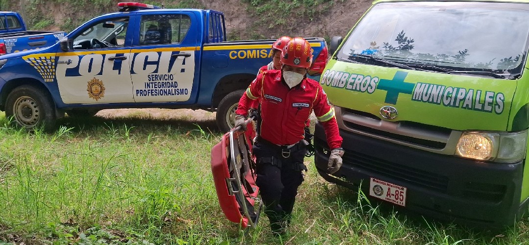 Hallan cadáver en un río de la zona 6