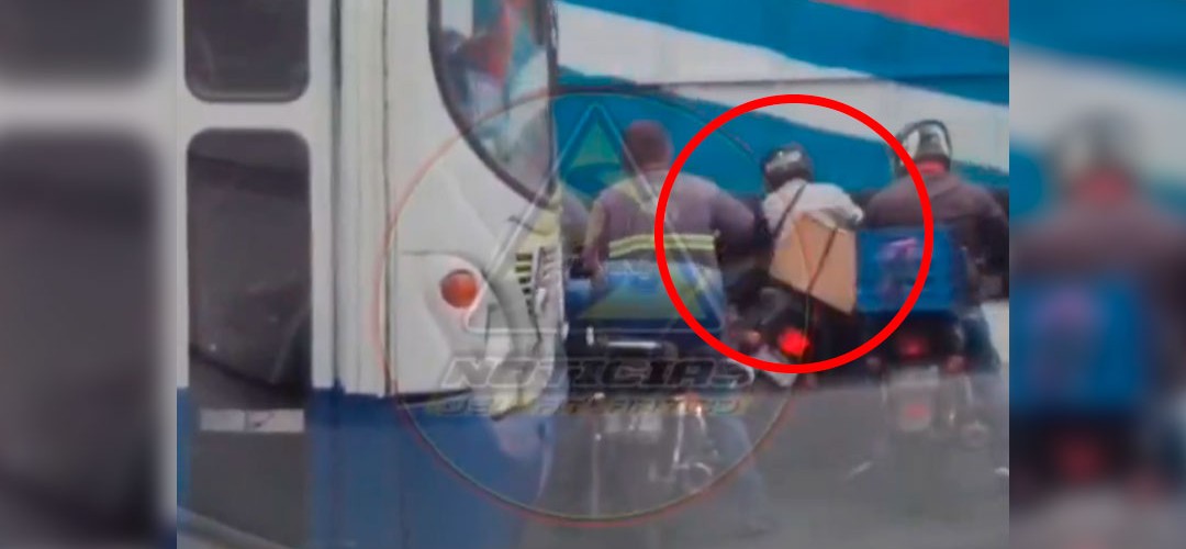 Motociclista se salva de ser arrollado en la zona 6