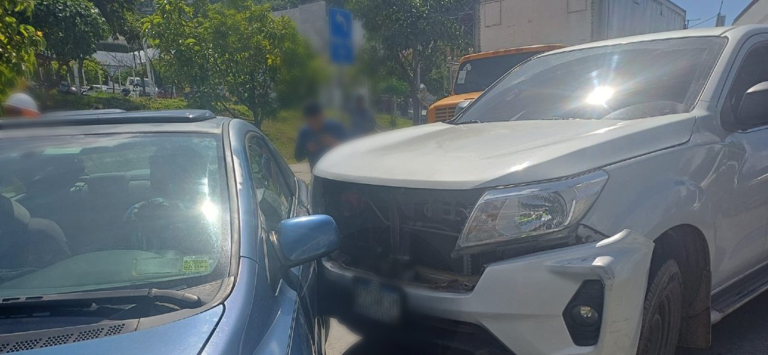 Colisión de vehículos se registra en Villa Nueva