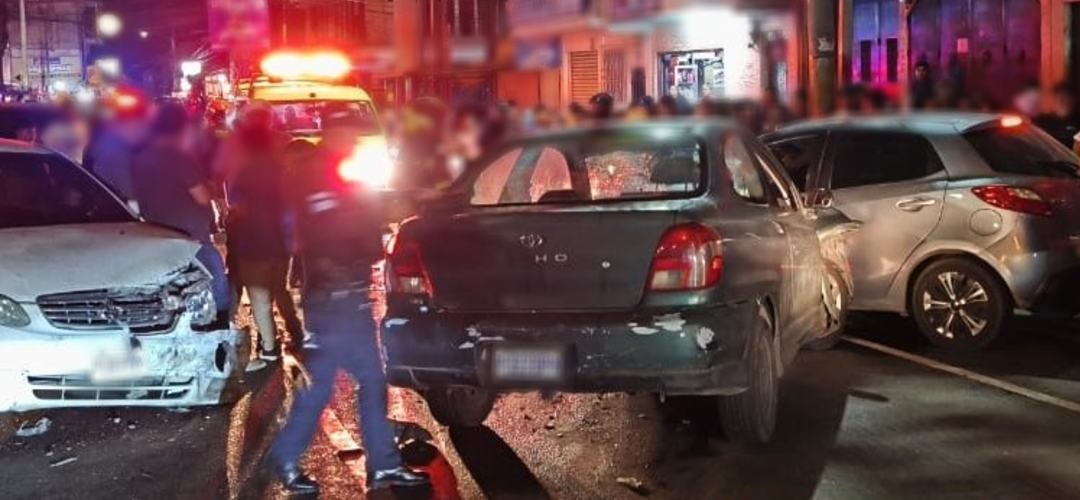 Fuerte colisión múltiple dejó un herido en zona 12 de Villa Nueva