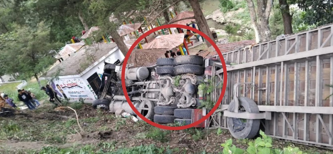 Reportan tráiler volcado en San Sebastián Huehuetenango