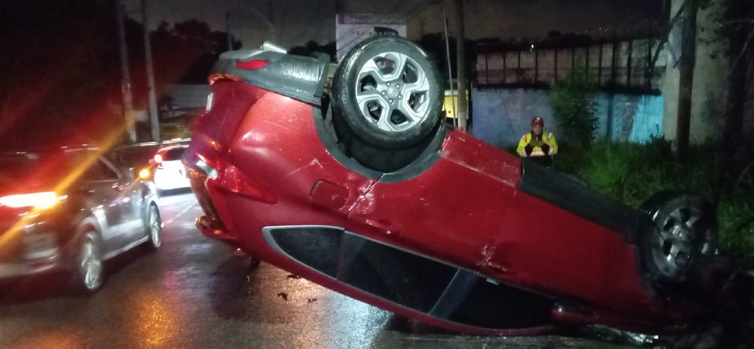 Piloto pierde el control y vuelca en Villa Nueva