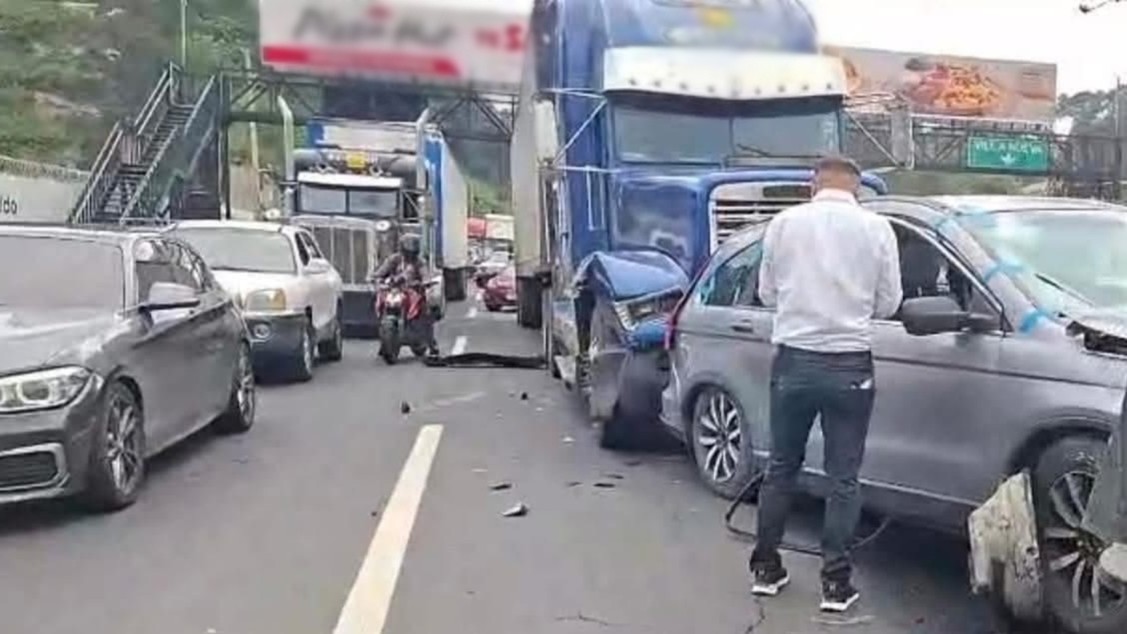 Tráiler colisiona contra cinco vehículos en ruta al Pacífico