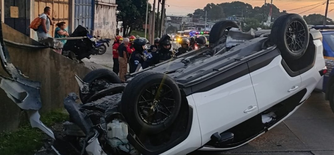 Piloto pierde el control y vuelca en km 12 ruta al Atlántico