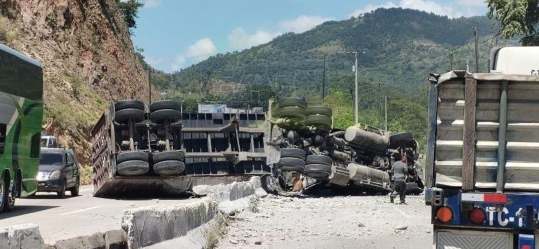 Reportan un tráiler volcado en km 25 ruta al Atlántico