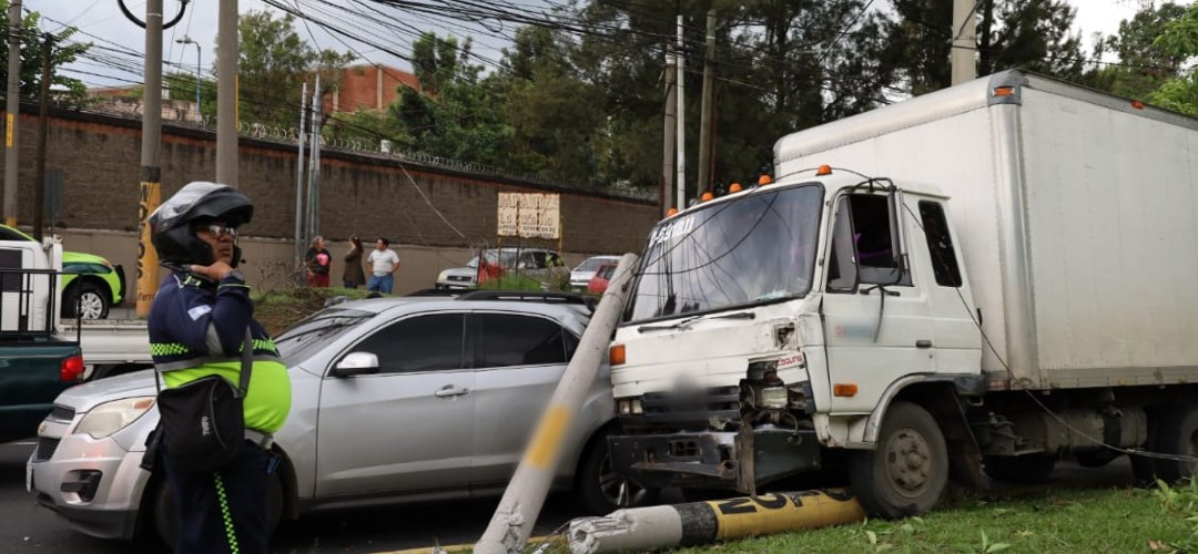 Reportan doble colisión en calzada Atanasio Tzul