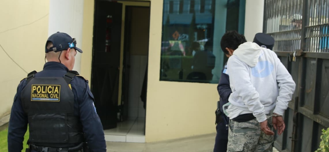 Capturan a colombiano supuesto cobrador “gota a gota” cuando amenazaba a adolescente