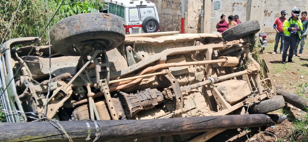Piloto pierde el control y vuelca en zona 11 de Cobán