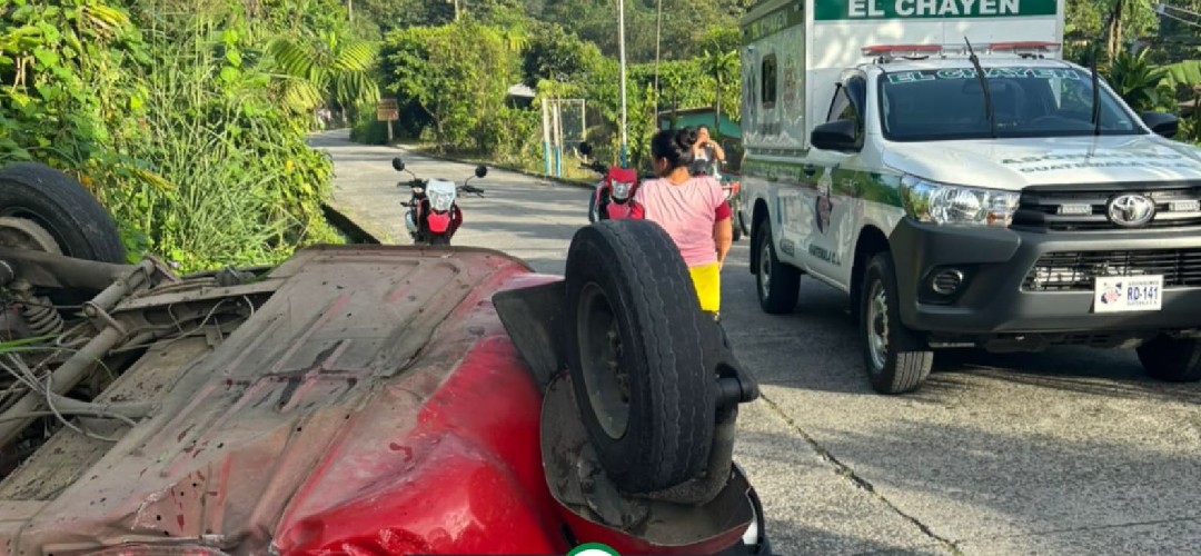 Mototaxi pierde el control y queda volcado en San Marcos
