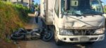 Colisión entre un camión y motocicleta deja un herido