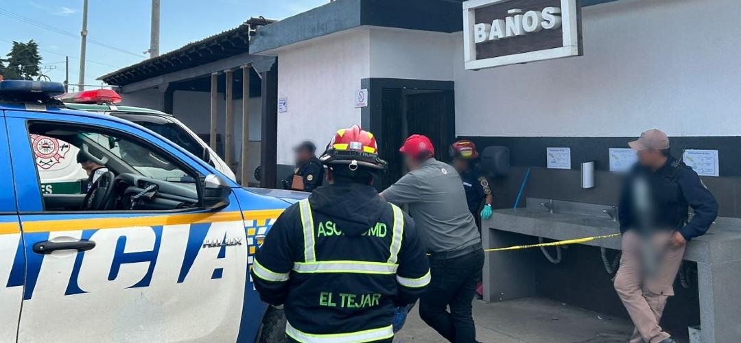 Piloto de transporte pesado fallece dentro de ducha en gasolinera de Chimaltenango
