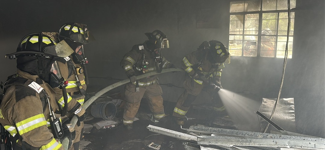 Bomberos controlan incendio en predio de zona 1