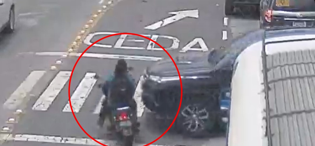 Video muestra el momento de un fuerte choque en Antigua Guatemala
