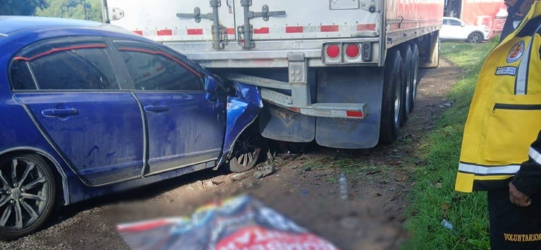 Fuerte accidente: Vehículo choca contra tráiler en la ruta Interamericana