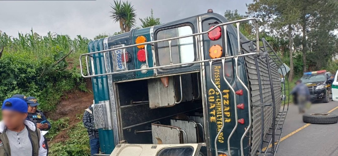 Bus pierde el control y vuelca en Chimaltenango