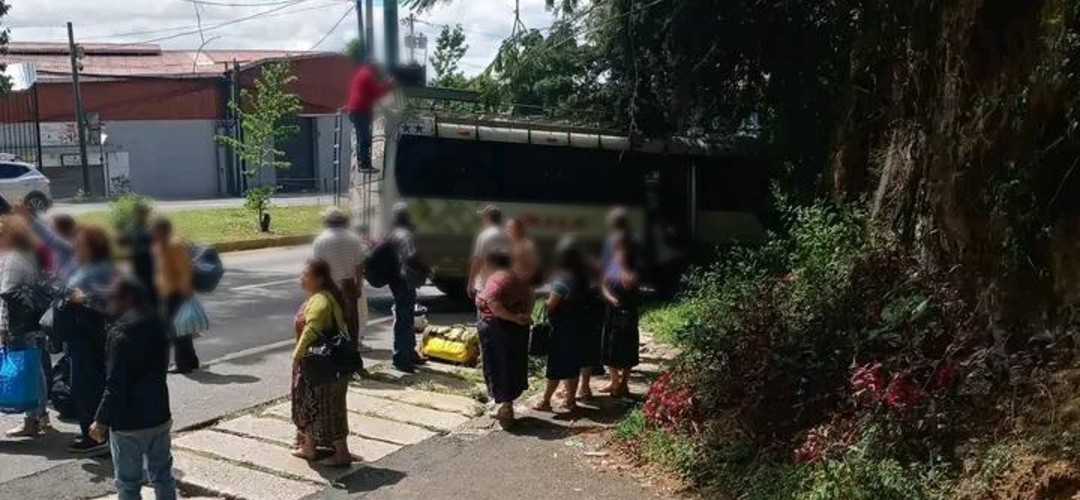 Microbús se accidenta tras perder el control en la Ruta Interamericana