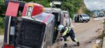 Precaución: Transporte pesado vuelca en la ruta al Atlántico