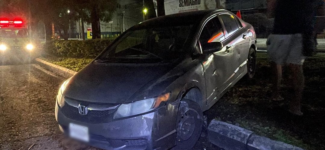 Vehículo queda empotrado en Calzada Aguilar Batres