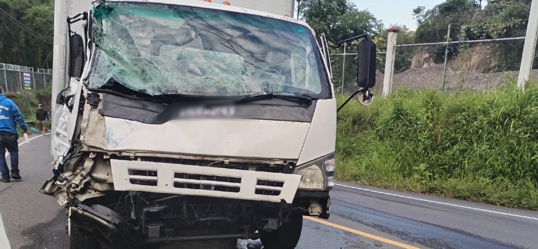 Camión cargado con garrafones de agua sufre accidente en Santa Rosa