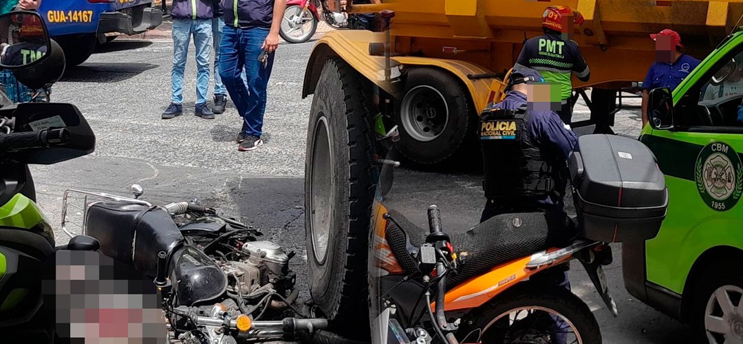 Motorista resulta herido tras colisionar con camión en zona 12
