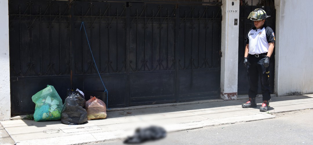 Hallan a bebé sin vida en bolsas plásticas en la zona 8 de Mixco