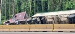Retiran tráiler volcado en la bajada de Villalobos