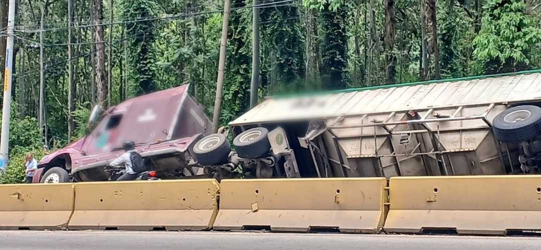 Retiran tráiler volcado en la bajada de Villalobos