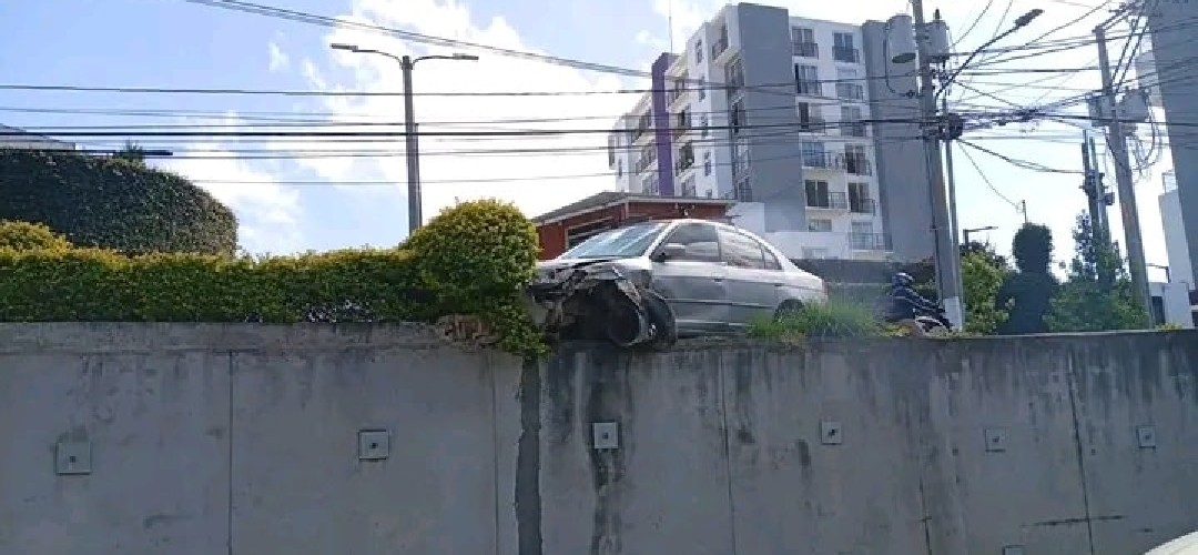 Vehículo quedó empotrado en ruta a Boca del Monte
