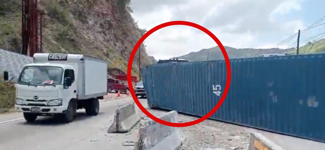 Contenedor se desprende y complica el tránsito en ruta al Atlántico