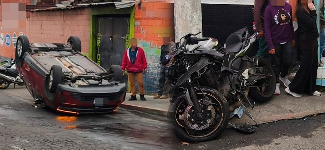 Conductor vuelca tras colisión contra motocicleta