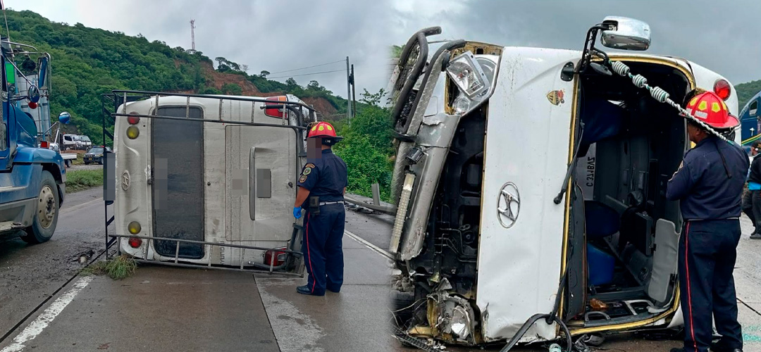 Bus tipo coaster vuelca en km 47 ruta al Atlántico