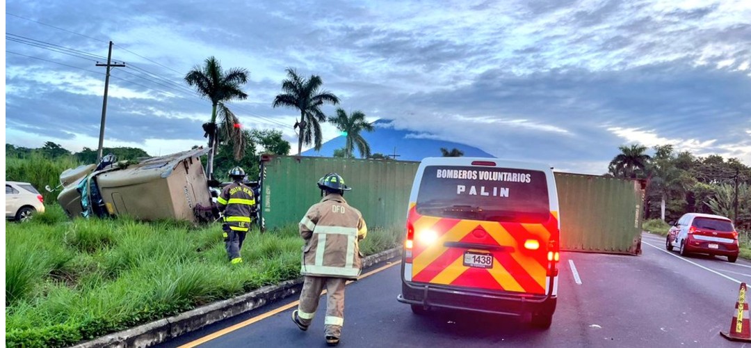 Tráiler vuelca y complica el paso en Autopista Palín-Escuintla