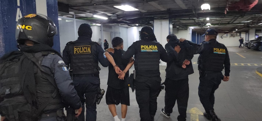 PNC captura a dos pandilleros salvatrucha en El Barrio El Gallito
