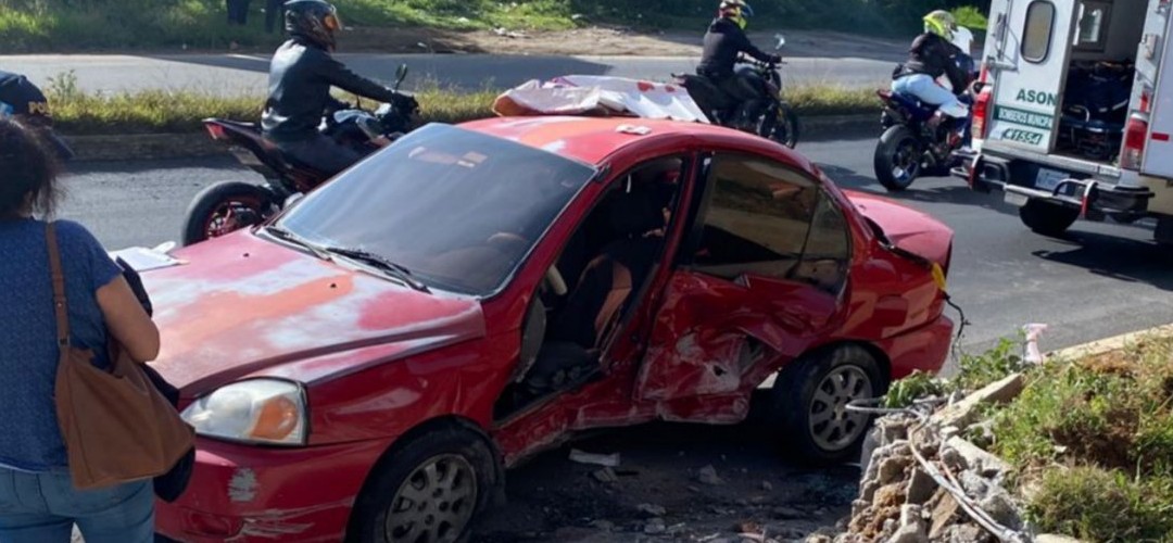 Vehículo impacta contra muro en la ruta Interamericana
