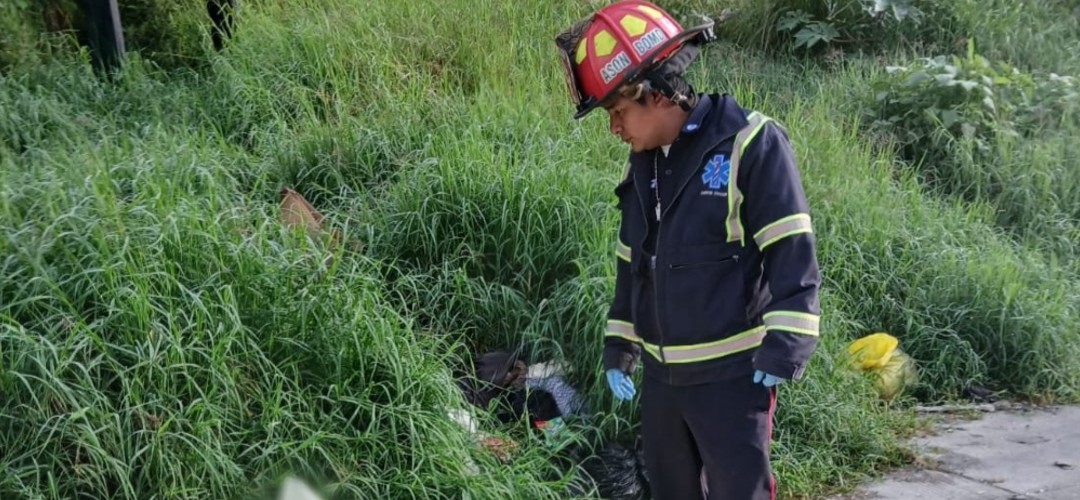 Encuentran cadáver envuelto en bolsas ruta a Ciudad Quetzal