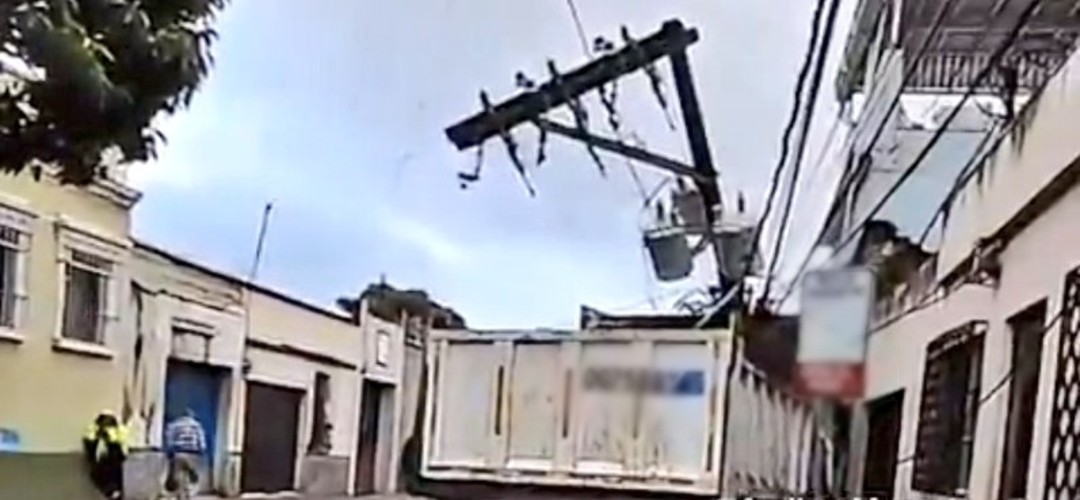 Camión se estrella contra un poste en la zona 1