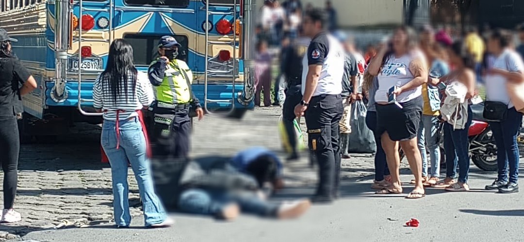 Motorista muere tras impactar contra bus en Amatitlán