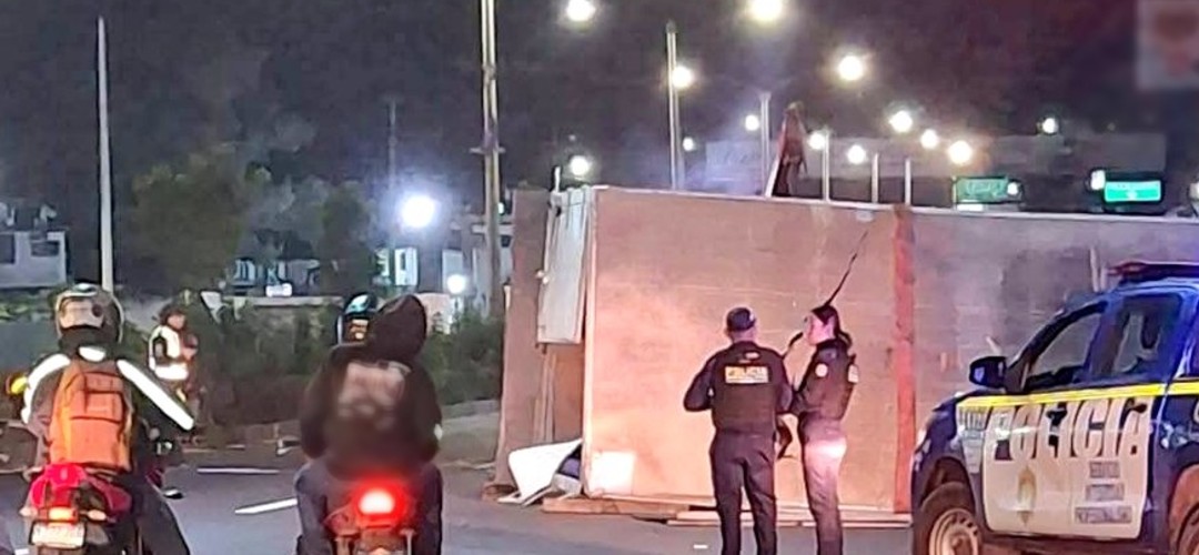 Tráiler quedó volcado en la ruta al Pacífico