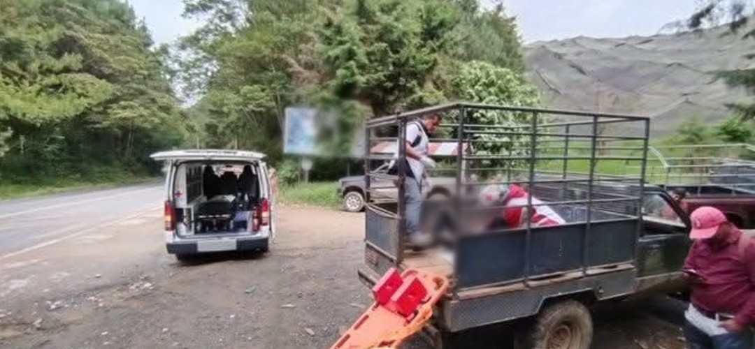 Camión cae a hondonada y deja dos heridos en Baja Verapaz